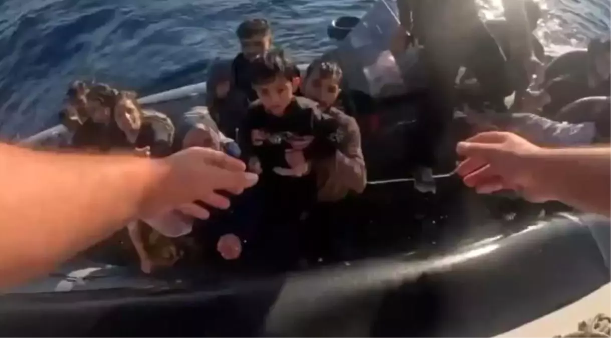İzmir'de Düzensiz Göçmenleri Taşıyan Bot Batma Tehlikesi Geçirdi
