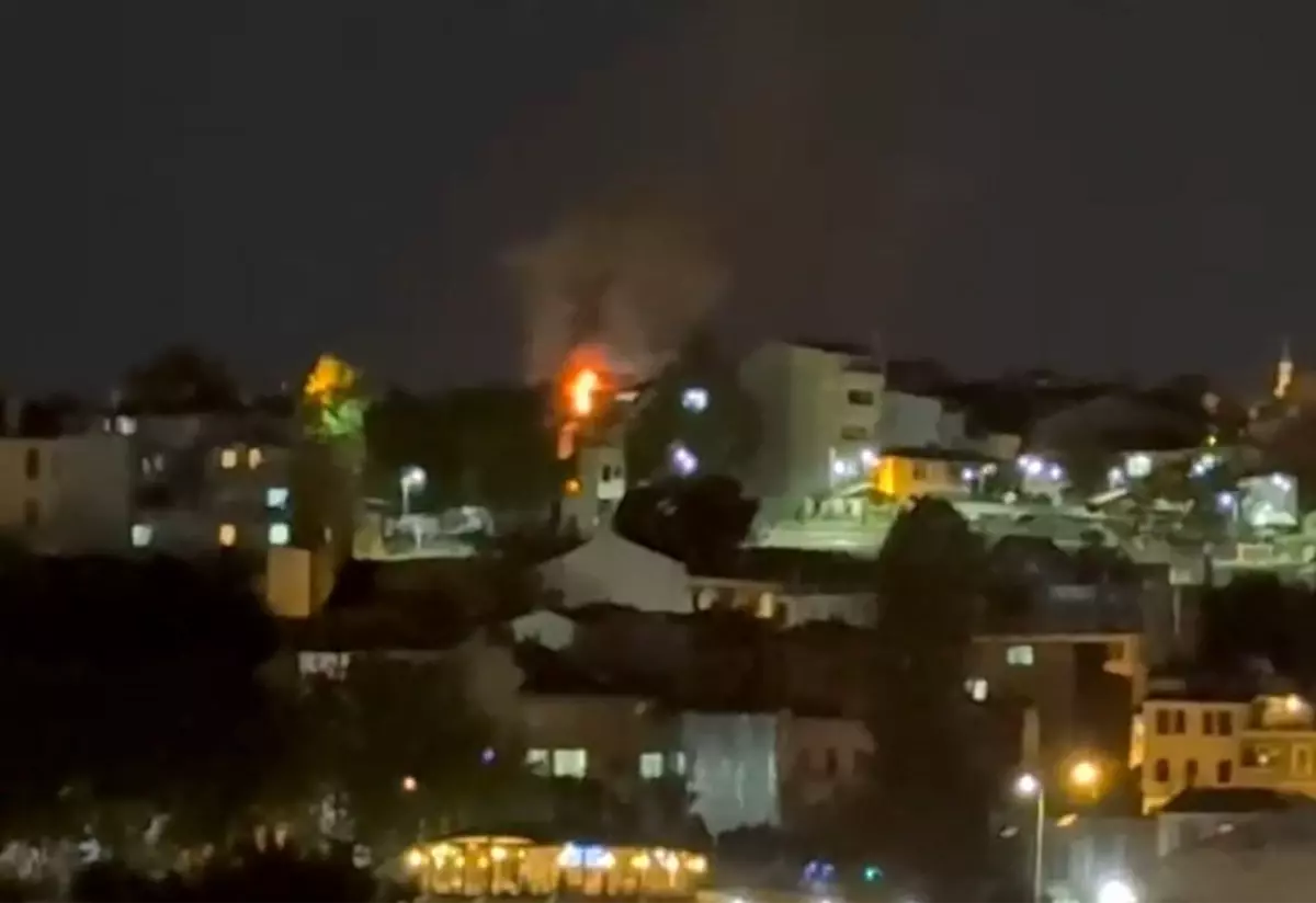 İstanbul Fatih'te 3 Katlı Binada Yangın Çıktı