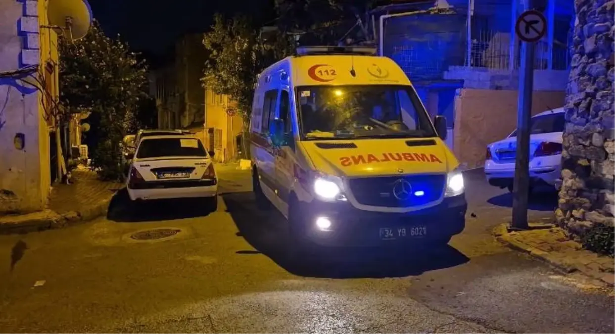 Fatih'te 3 Katlı Binanın Çatısında Yangın Çıktı