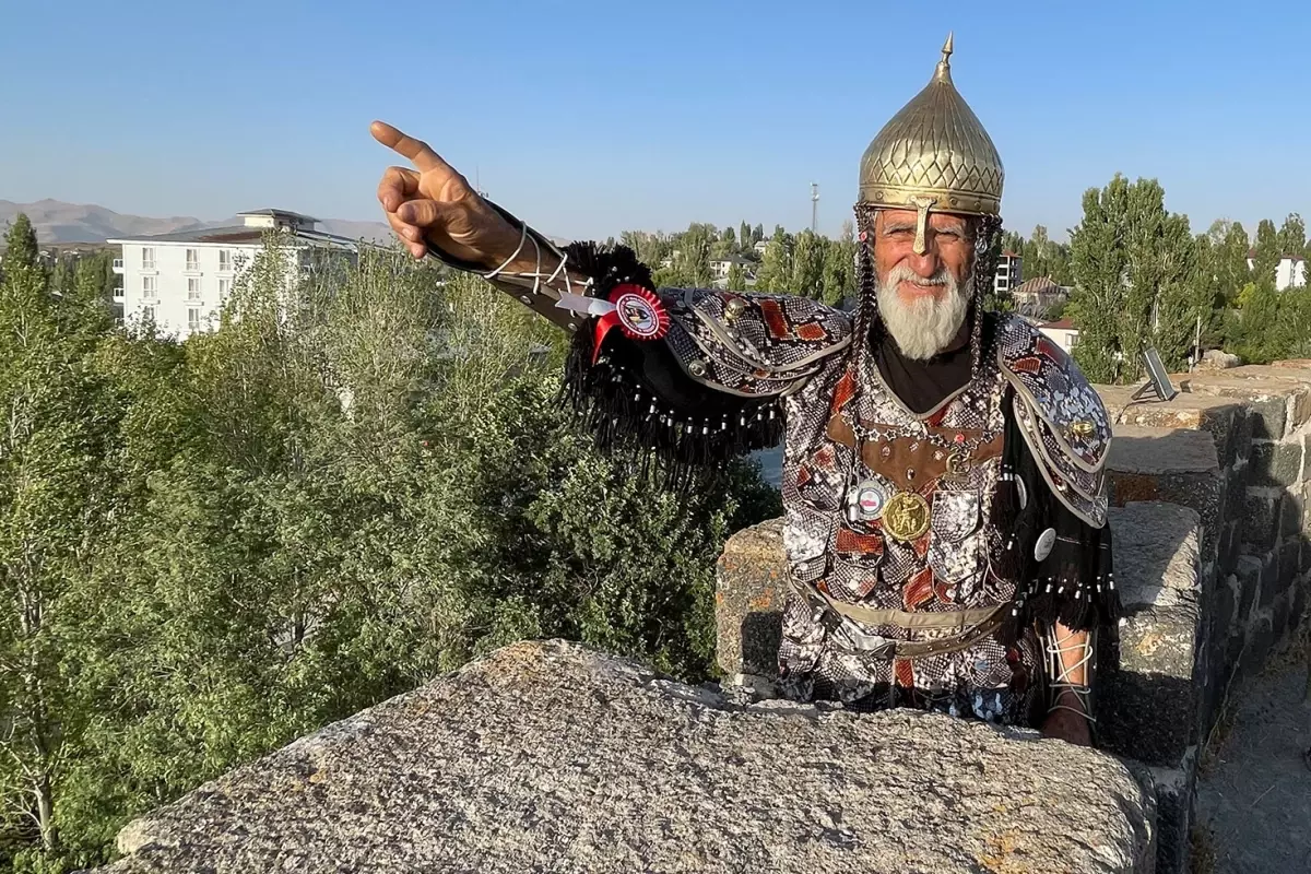 Savaş kıyafetini giydi, Malazgirt Kalesi'ni yeniden fethetti