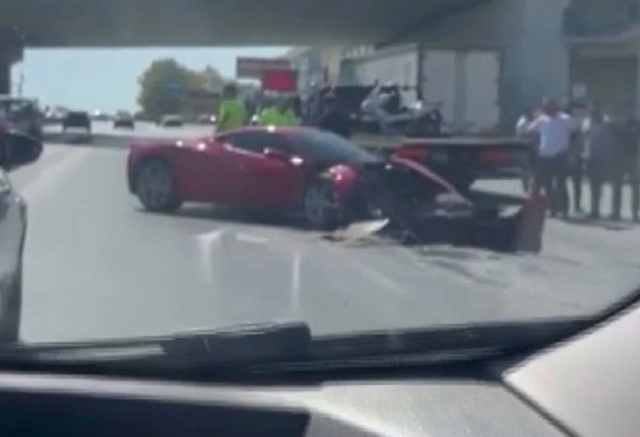 hurdaya donen 15 milyonluk ferrari futbolcuya 18966901 6381 m