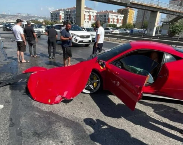 hurdaya donen 15 milyonluk ferrari futbolcuya 18966901 7948 m