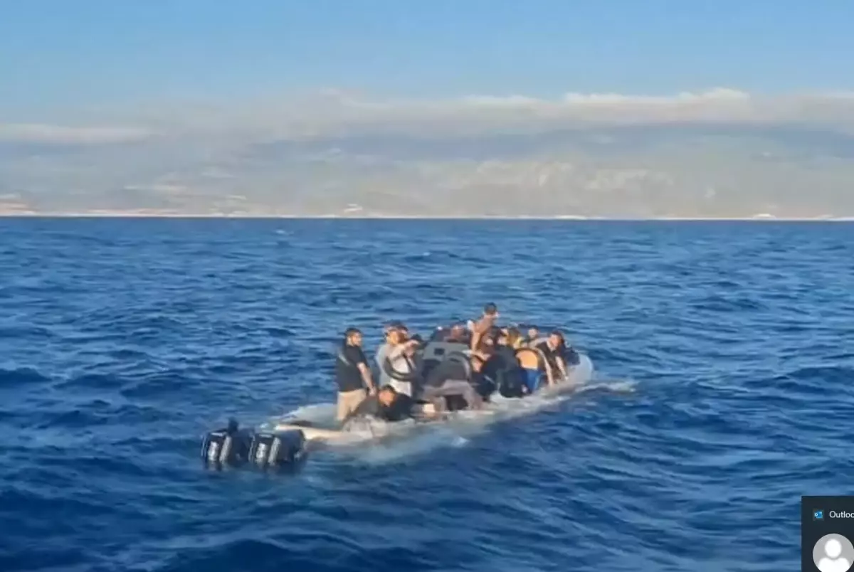 İzmir'de Batmak Üzere Olan Lastik Bottaki 36 Kaçak Göçmen Kurtarıldı