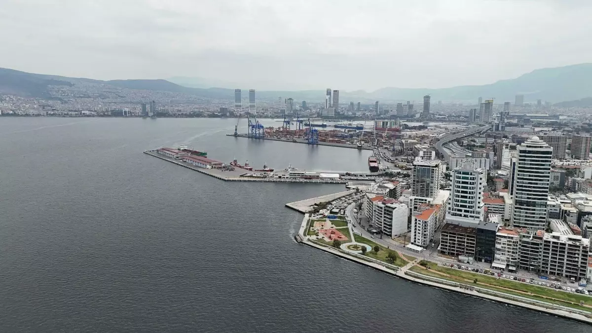 İzmir Körfezi'nde Kötü Koku ve Toplu Balık Ölümleri Sorunu