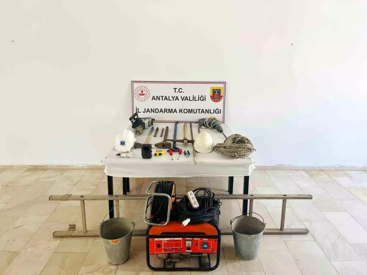 Serik'te Kaçak Kazı Yapan 4 Kişi Suçüstü Yakalandı