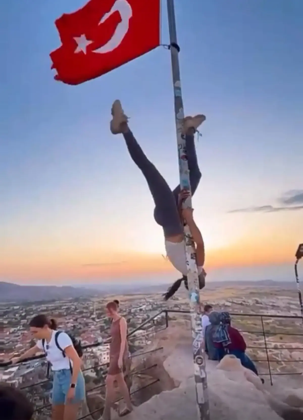Kapadokya'da Türk Bayrağı Direğinde Dans Eden Turiste Soruşturma