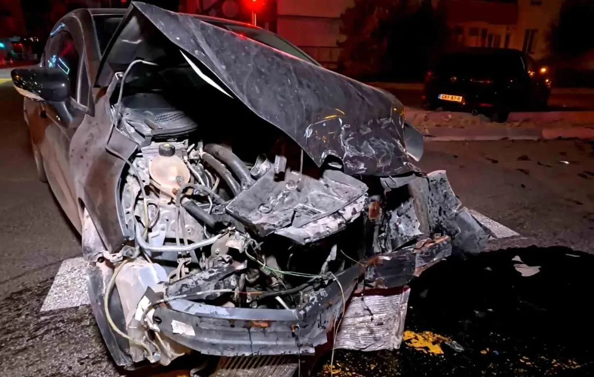 Aksaray'da Trafik Kazası: İki Araç Hurdaya Döndü, Yaralı Yok