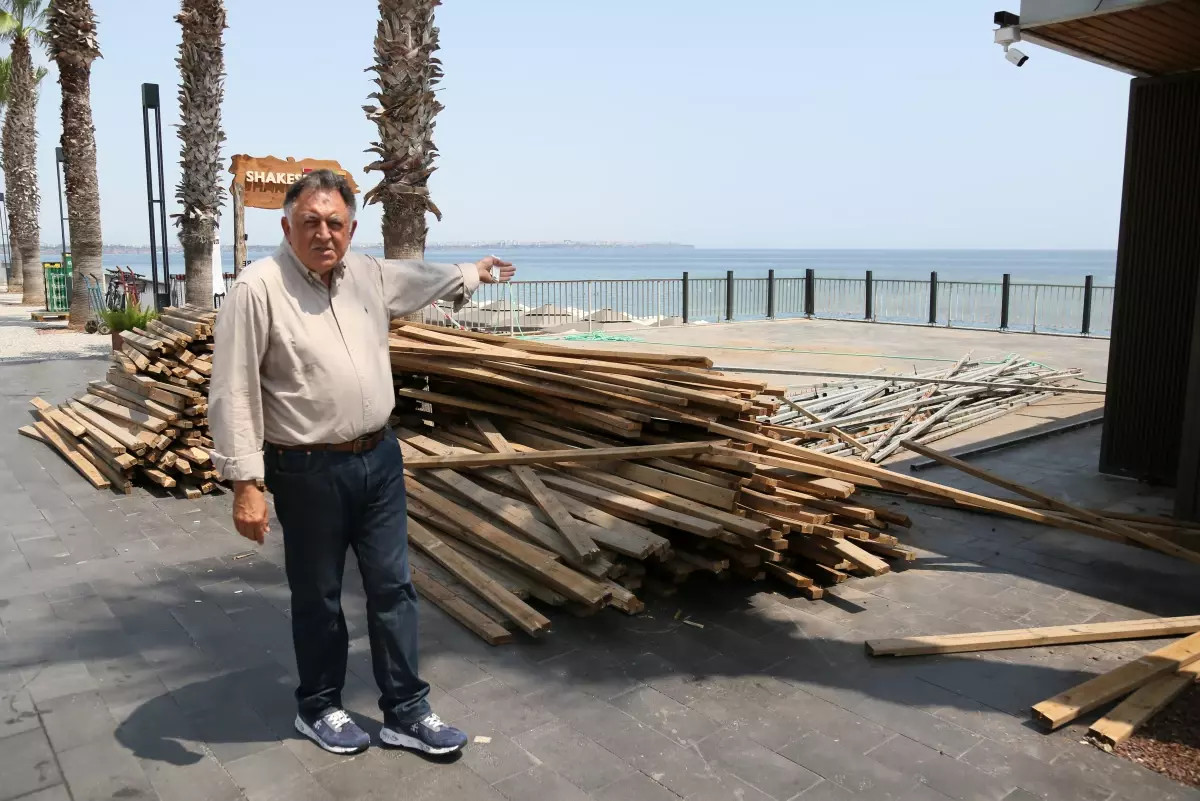 Antalya'da Konyaaltı Sahili'nde Gölgelikler Kaldırıldı, İşletmeciler Tepkili