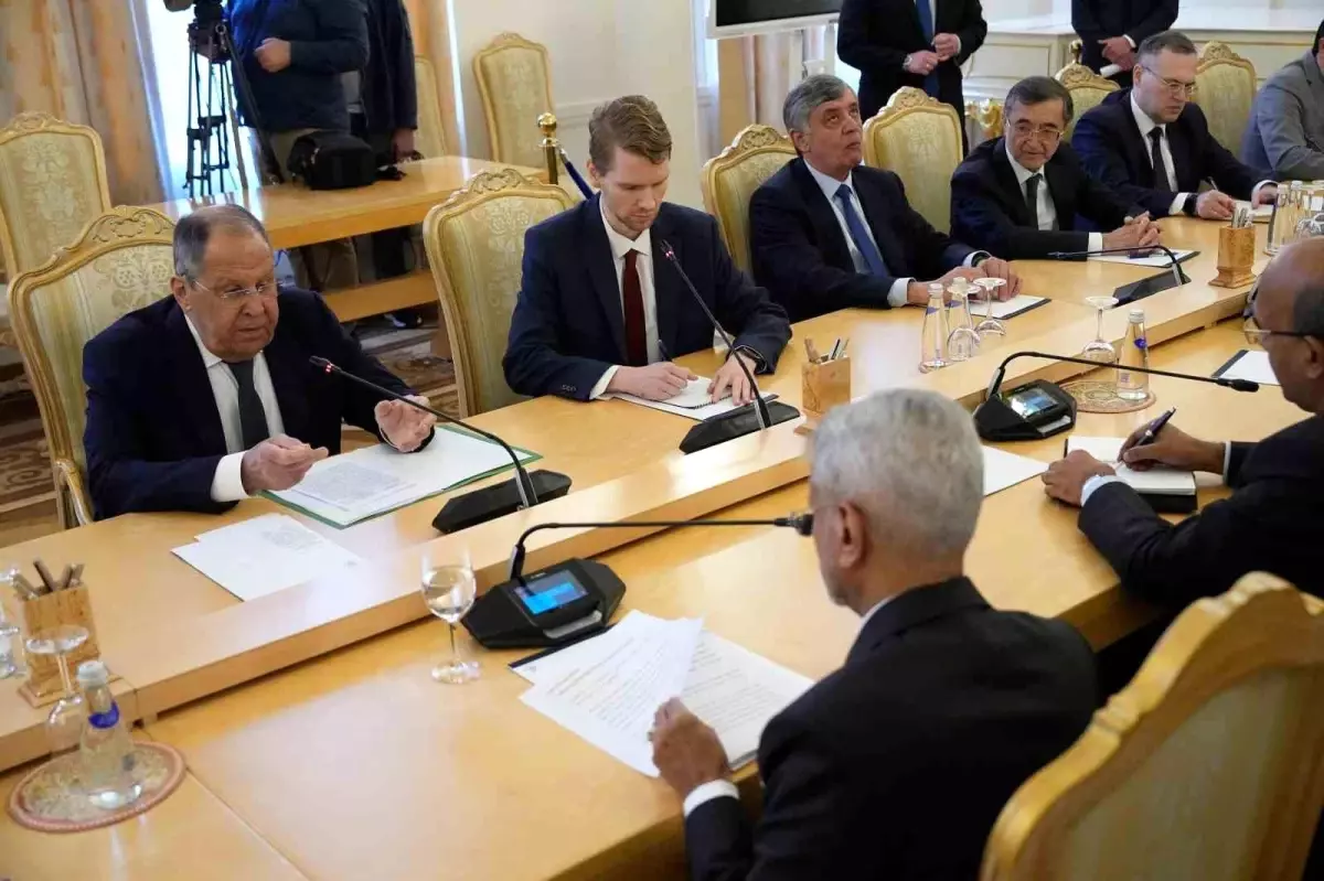 Lavrov: Putin, Zelenskiy ile Görüşmeye Hazır