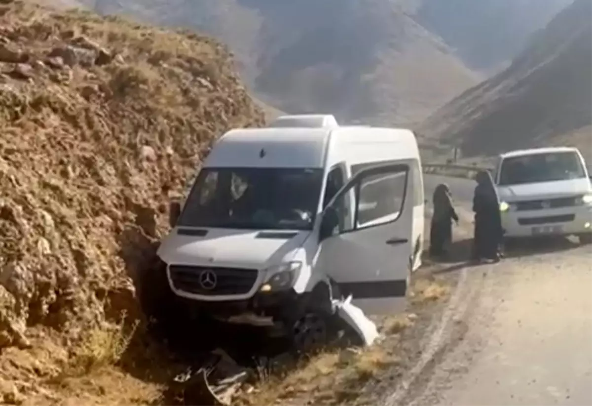 Van'da Frenleri Boşalan Minibüs Büyük Bir Felaketten Döndü