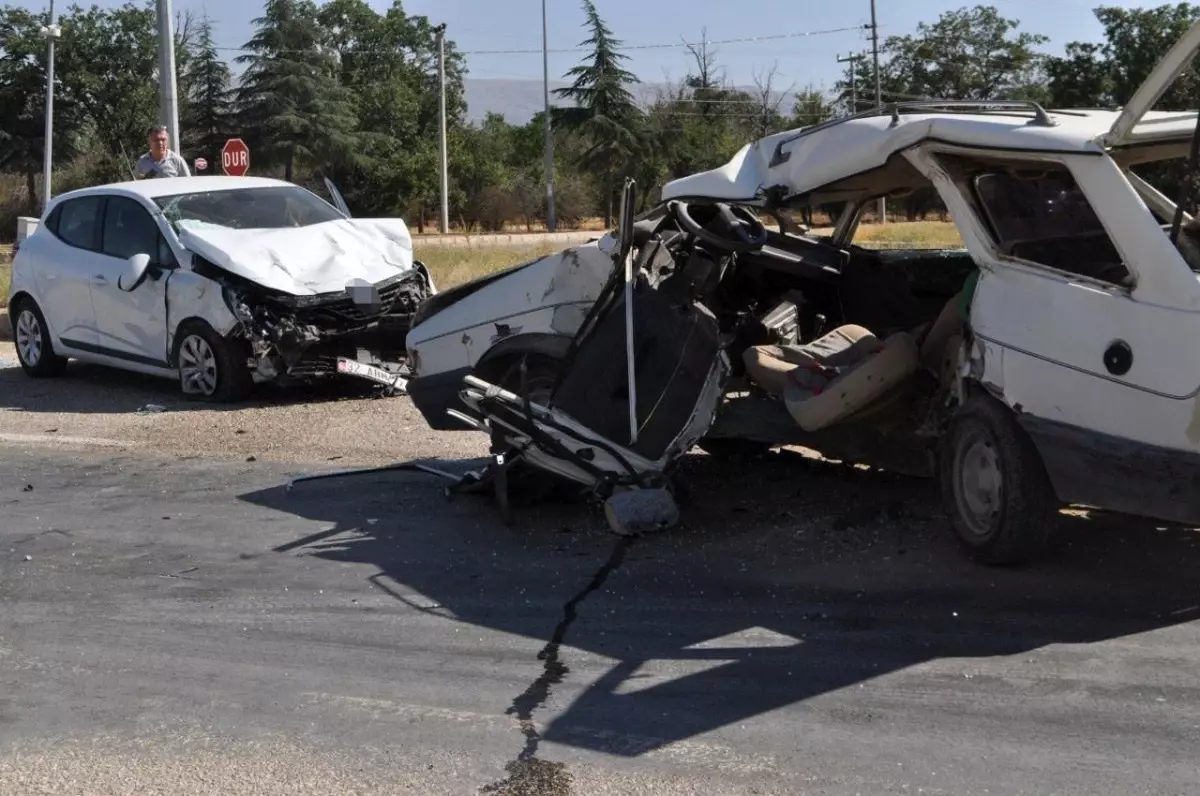 Isparta Yalvaç'ta Trafik Kazası: 1'i Ağır 3 Yaralı