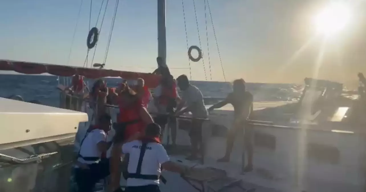 Milas'ta Su Alan Yelkenli Teknedeki 12 Kişi Kurtarıldı