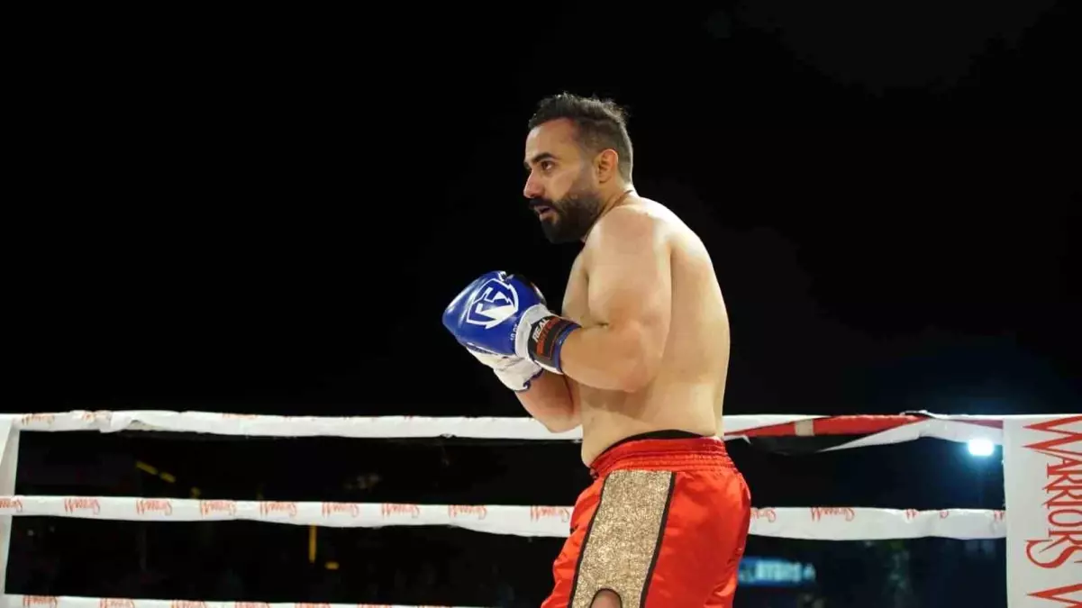 Sancaktepe'de Kick Boks Turnuvasında Barış Üçlü Şampiyon Oldu