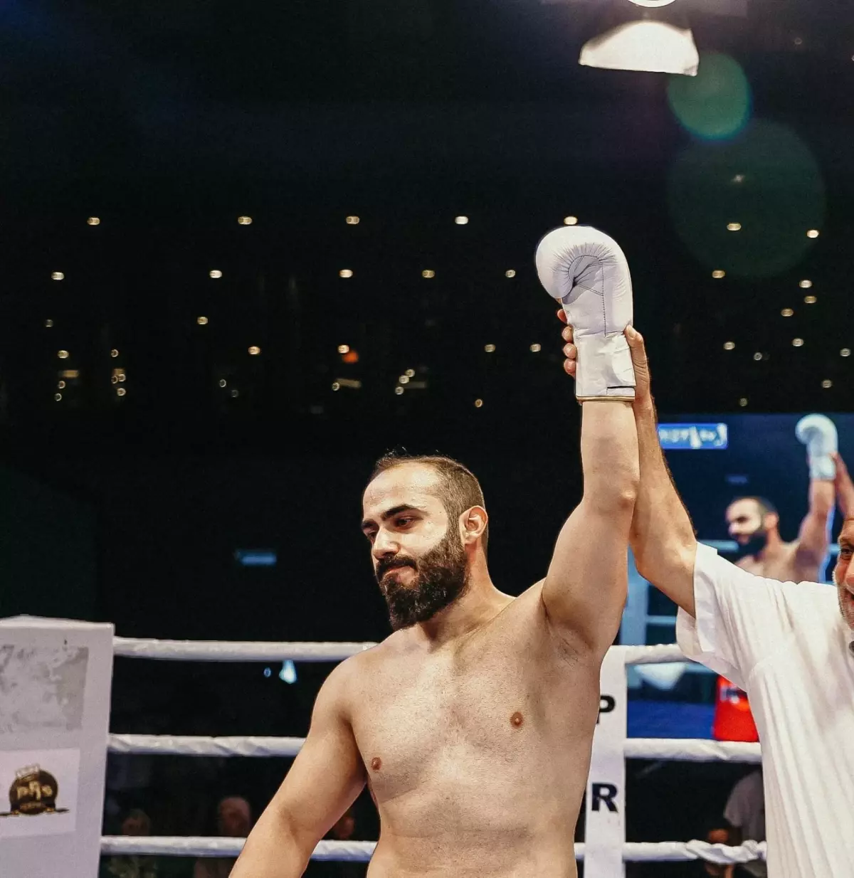 Polis memuru, kick boks müsabakasında Pakistanlı rakibini ikinci rauntta nakavt ederek şampiyon oldu