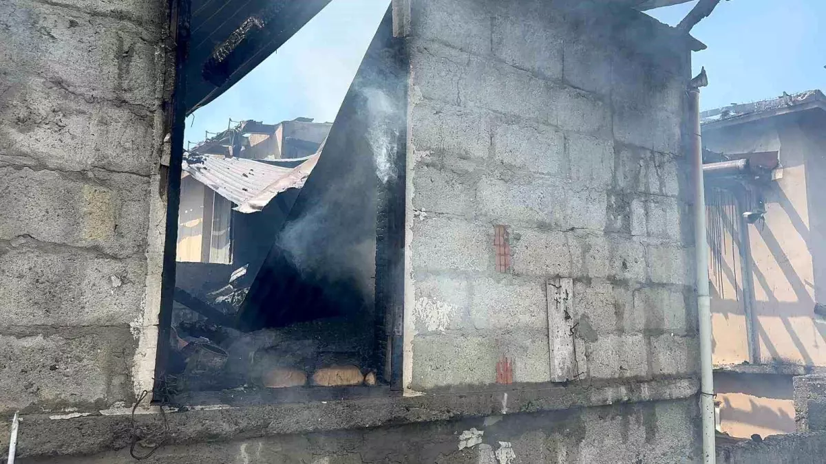 Rize Pazar'da Ev Yangını: Çatı Küle Döndü