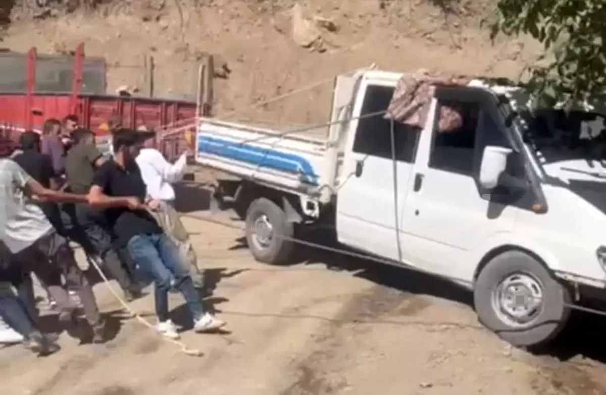 Uçurum Kenarındaki Kamyonet Kurtarıldı