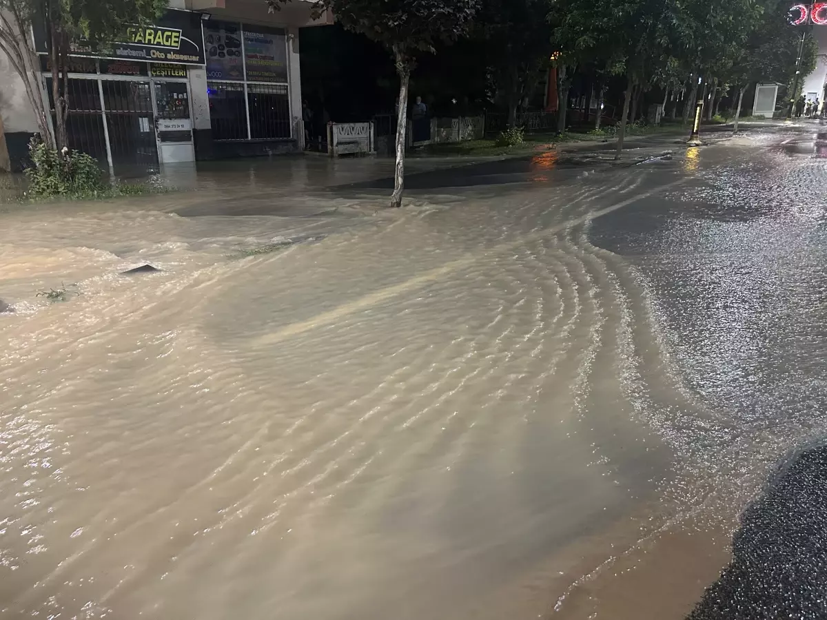 Sivas'ta Su Borusu Arızası Caddeyi Göle Döndürdü