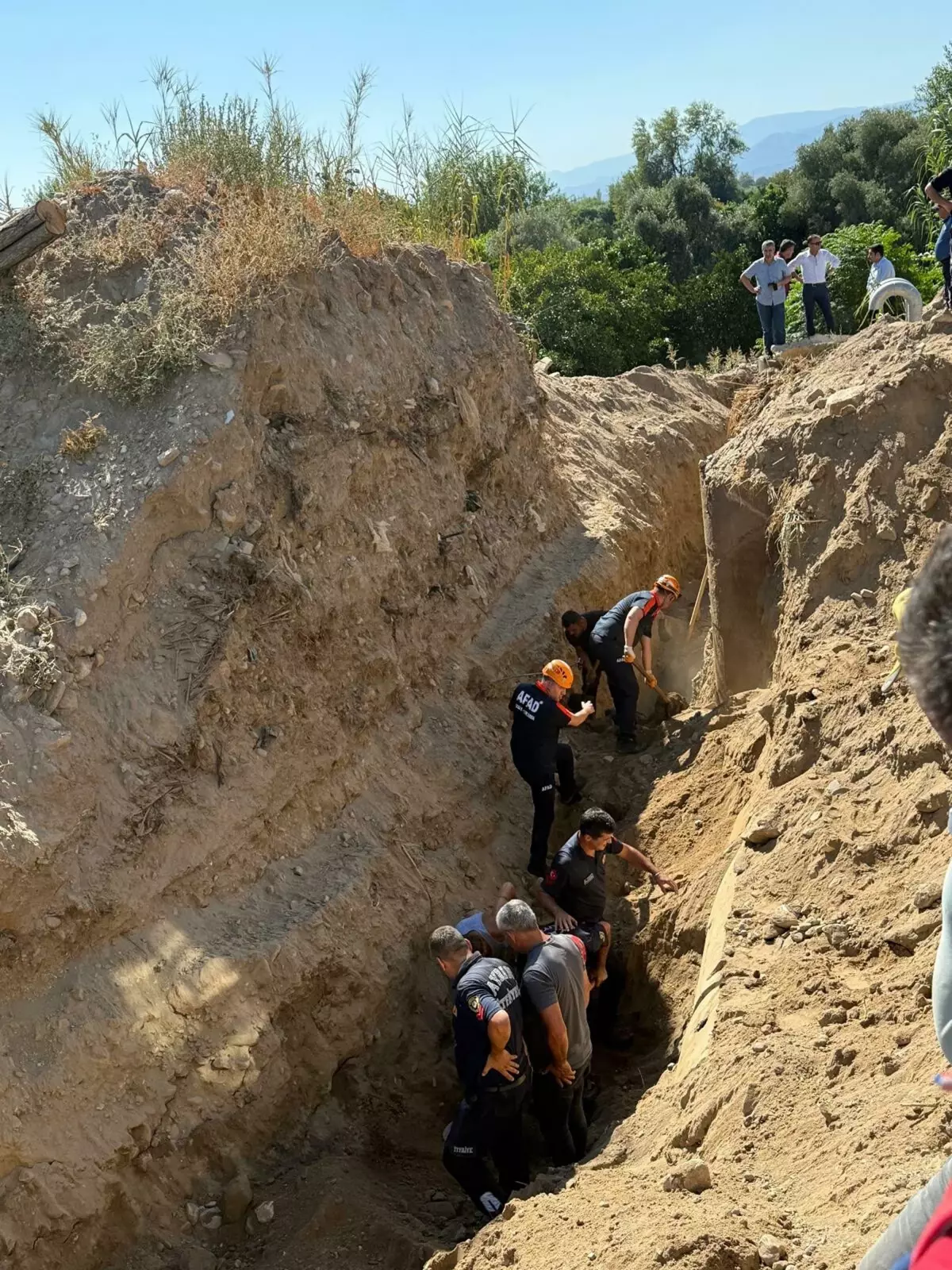 Kuyucak'ta Su Kanalı Kazarken Göçük Altında Kalan Çiftçi Hayatını Kaybetti