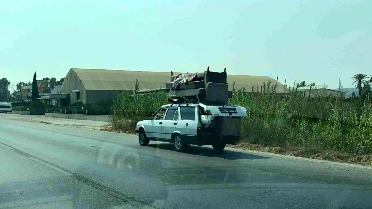 Adana'da Koltuk Taşırken Trafiği Tehlikeye Düşüren Sürücü