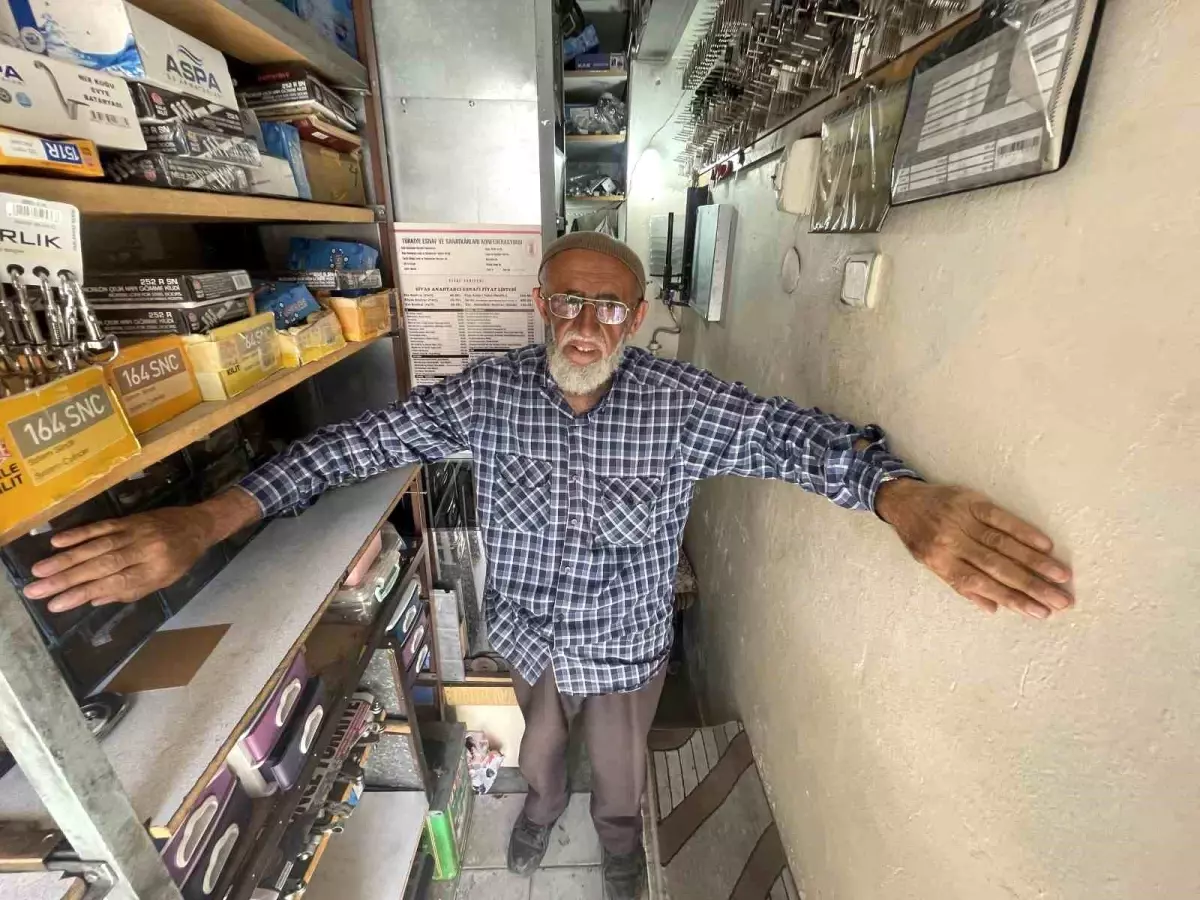 28 Yıldır Küçük Dükkanında Anahtarcılık Yapan Usta: 'Burası Bana Saray Gibi'