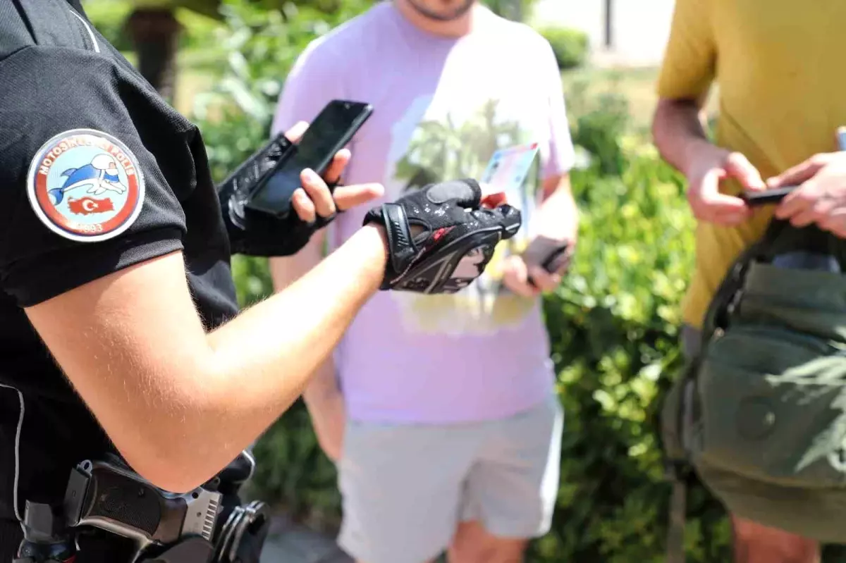 Antalya'da Motosikletli Polis Timleri 158 Kişiyi Yakaladı