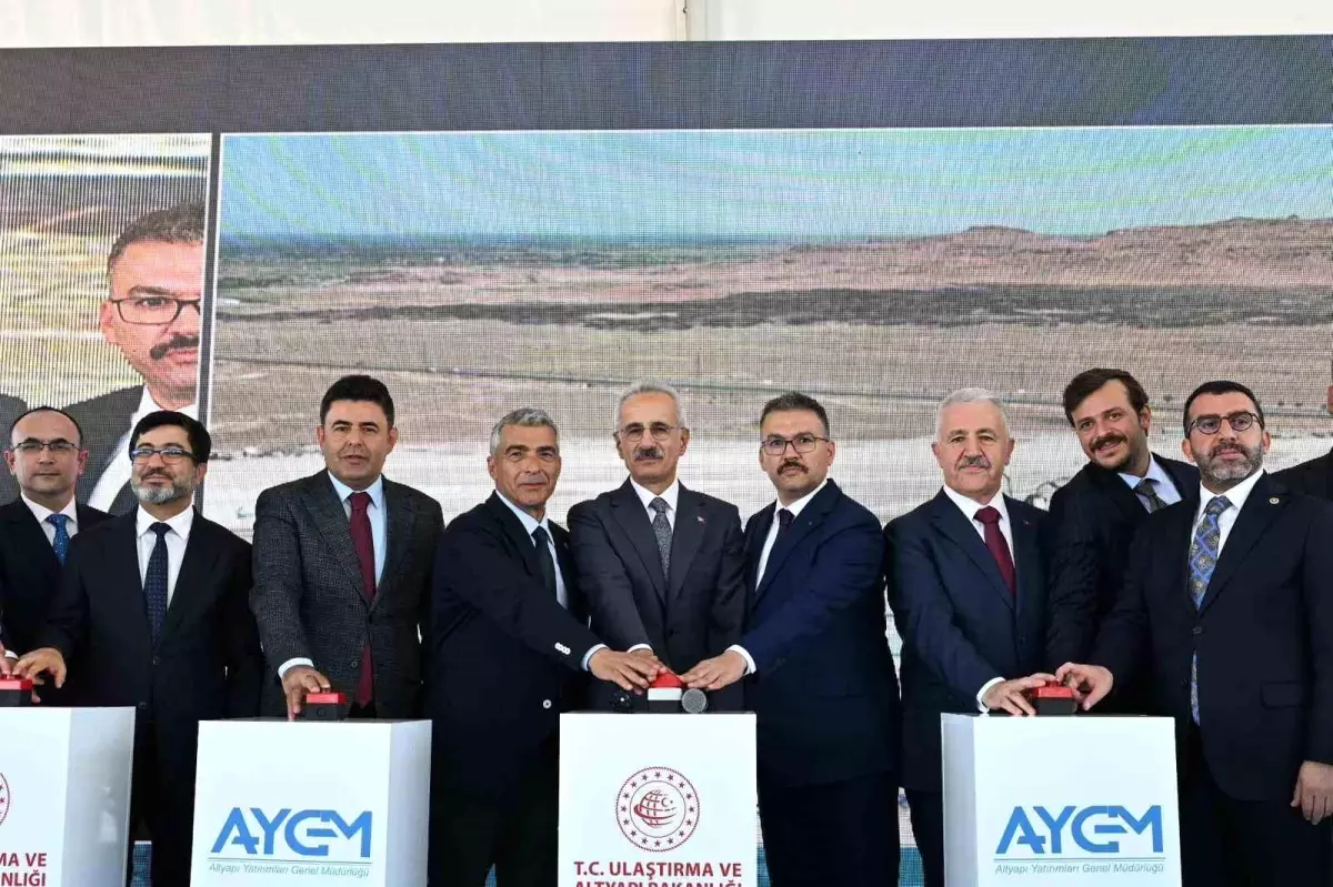 Bakan Uraloğlu: Zengezur koridoru, Türkiye, Azerbaycan ve Ermenistan arasında ekonomik işbirliğini güçlendirecek, bölgesel barışı pekiştirecek