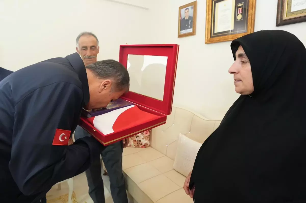 İçişleri Bakanı Yerlikaya, Erzurum'da Şehit Ailesine Cumhurbaşkanı Erdoğan'ın Mektubunu Okudu