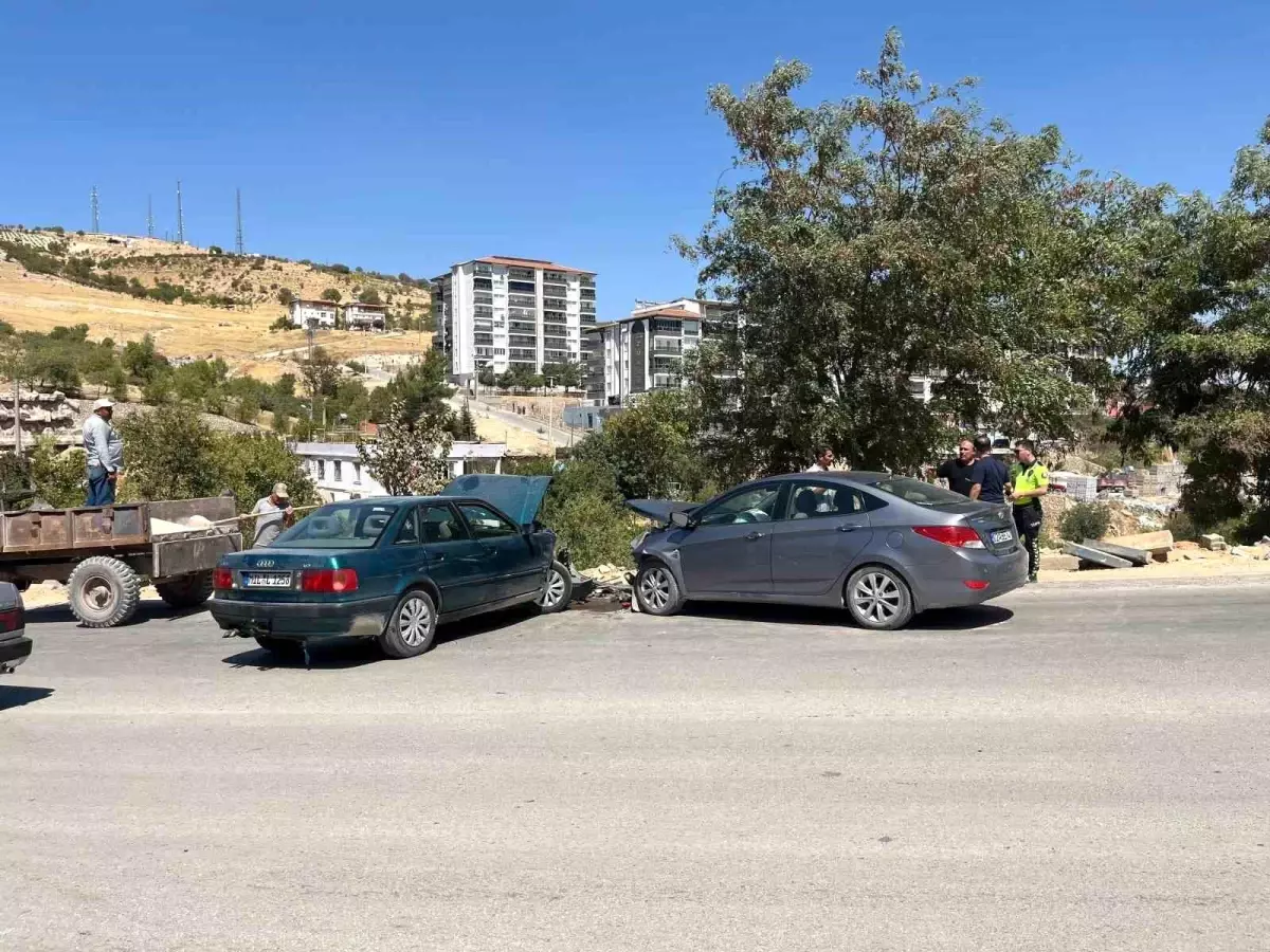 Adıyaman'da Kafa Kafaya Çarpışma: 2 Yaralı