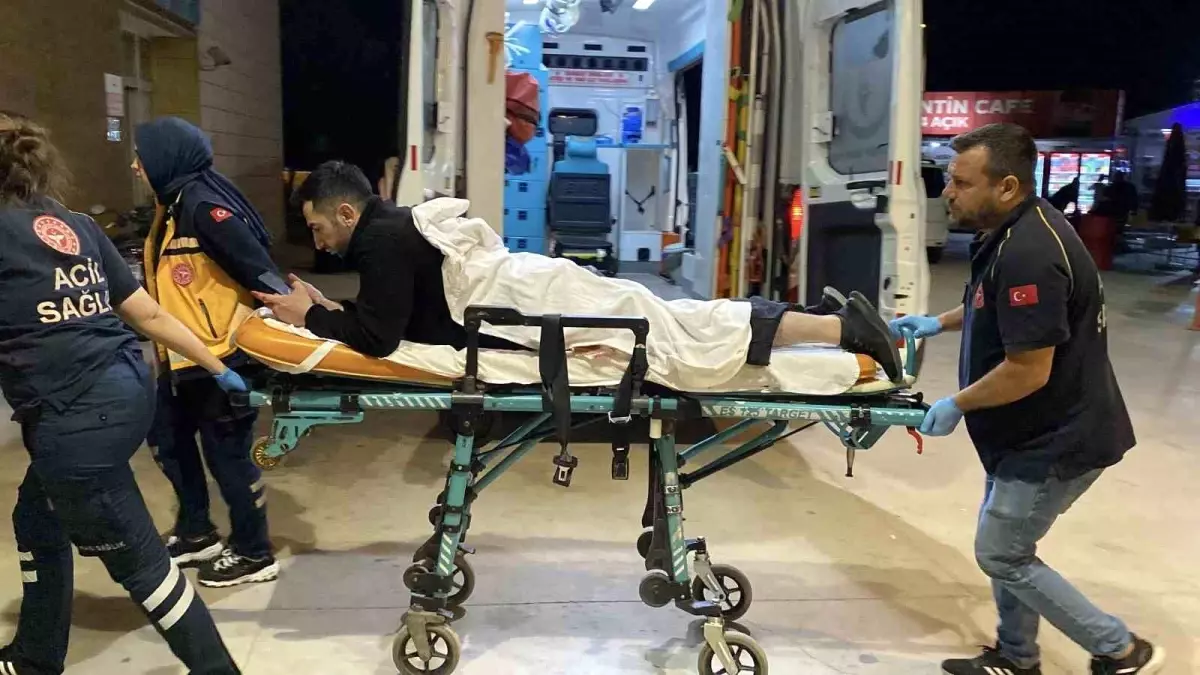 Bursa'da Kavga Ayırmaya Çalışan Güvenlik Görevlisi Bıçakla Yaralandı