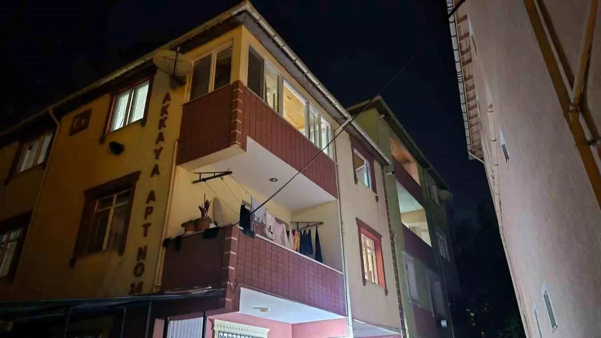 Büyükçekmece'de Apartman Sakinleri Endişe Duydu: İki Bina Boşaltıldı