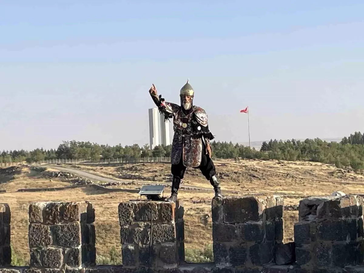 Denizli'den gidip savaş kıyafetitle Malazgirt Kalesini yeniden fethetti