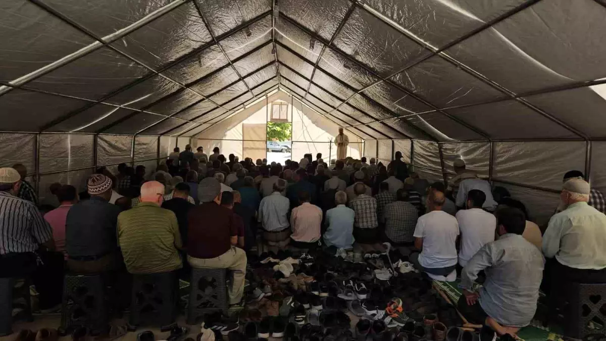 Sındırgı'da Cuma Namazı Çadırlarda Kılındı