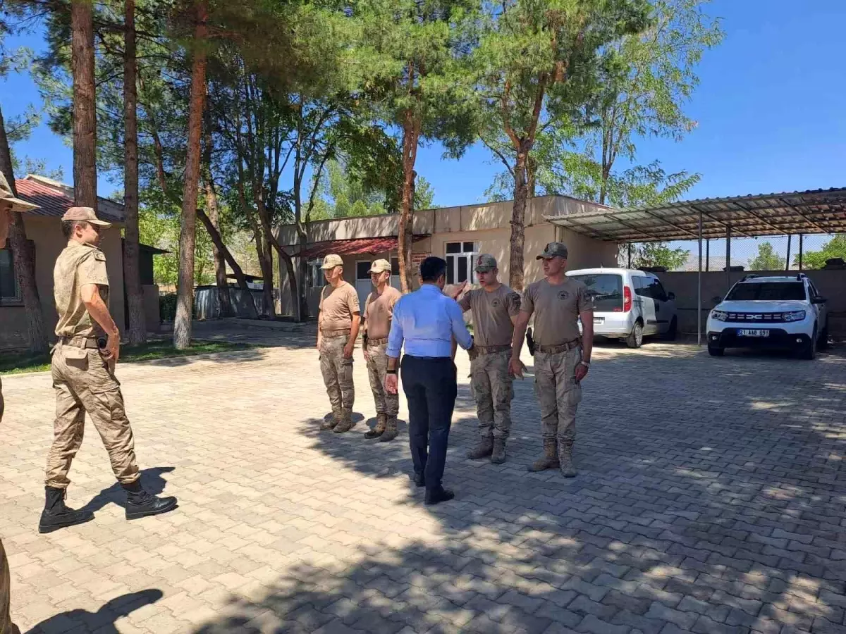 Dicle Kaymakamı Atış, şehit ailesi, asker ve vatandaşlarla buluştu