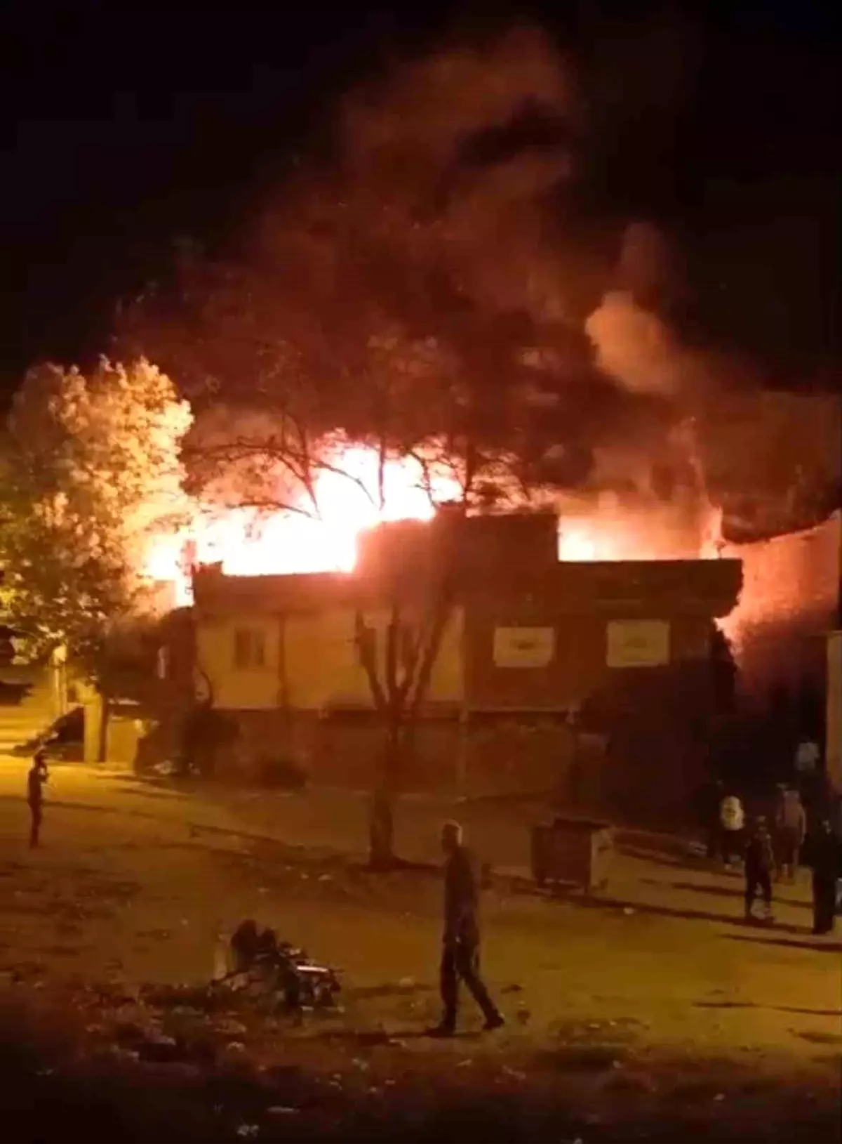 Diyarbakır'da Boş Ev Yangınla Küle Döndü