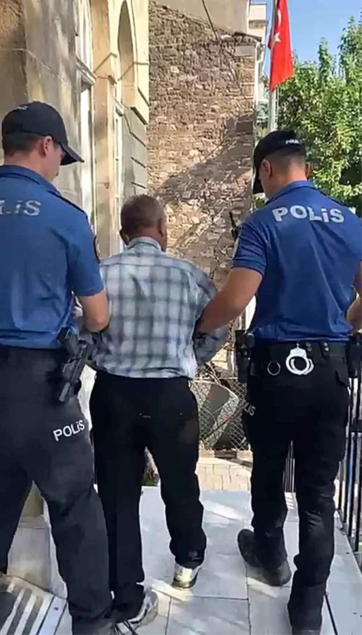 Dolandırıcılık ve Firar Suçlarından Aranan Şahıs Yakalandı