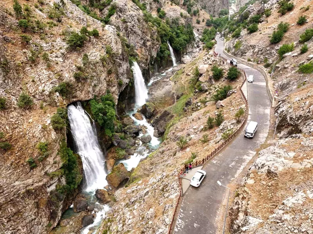 Kapuzbaşı Şelalesi'nin Eşsiz Güzelliği Yaz Aylarında Ziyaretçilerini Ağırlıyor