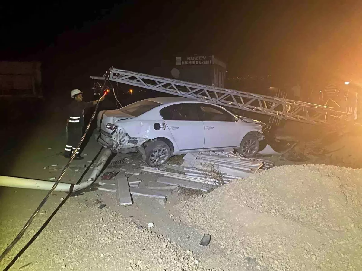 Osmaniye'de Kontrolden Çıkan Otomobil Elektrik Direğine Çarptı
