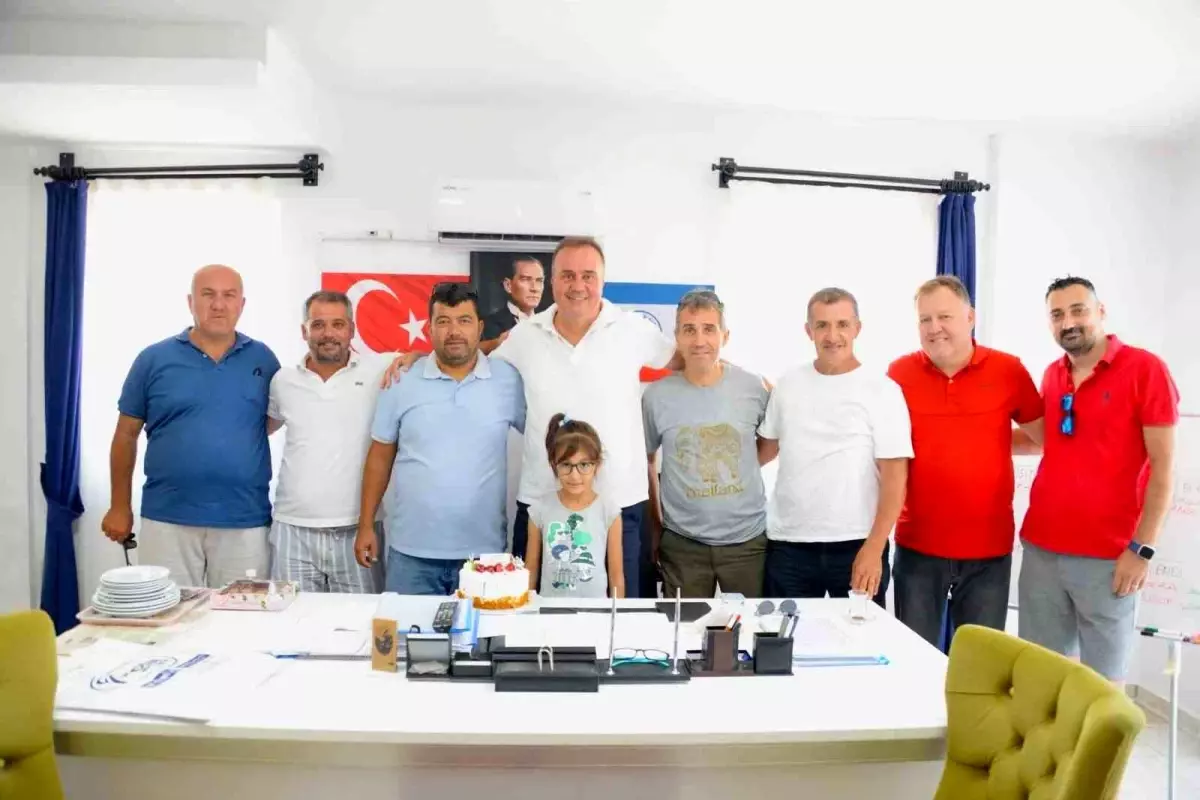 Fethiyespor'dan Teknik Direktör Selahaddin Dinçel'e Doğum Günü Sürprizi