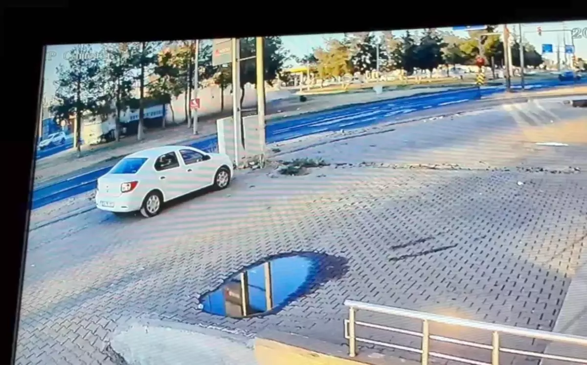 Şanlıurfa'da Freni Boşalan Tır, 4 Araca Çarparak İş Yerine Daldı