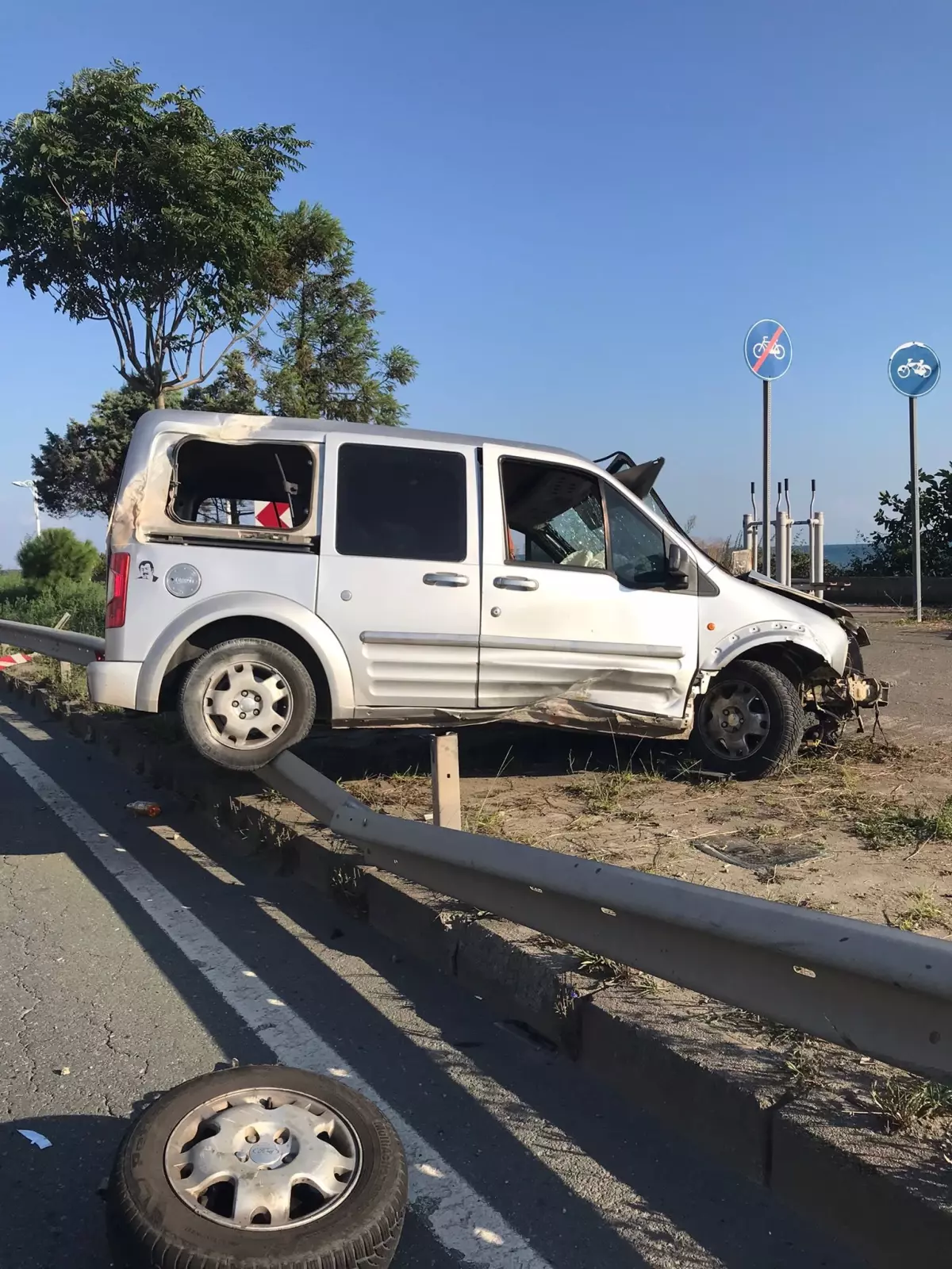 Rize'de Hafif Ticari Araç Bariyerlere Çarptı: 2 Yaralı