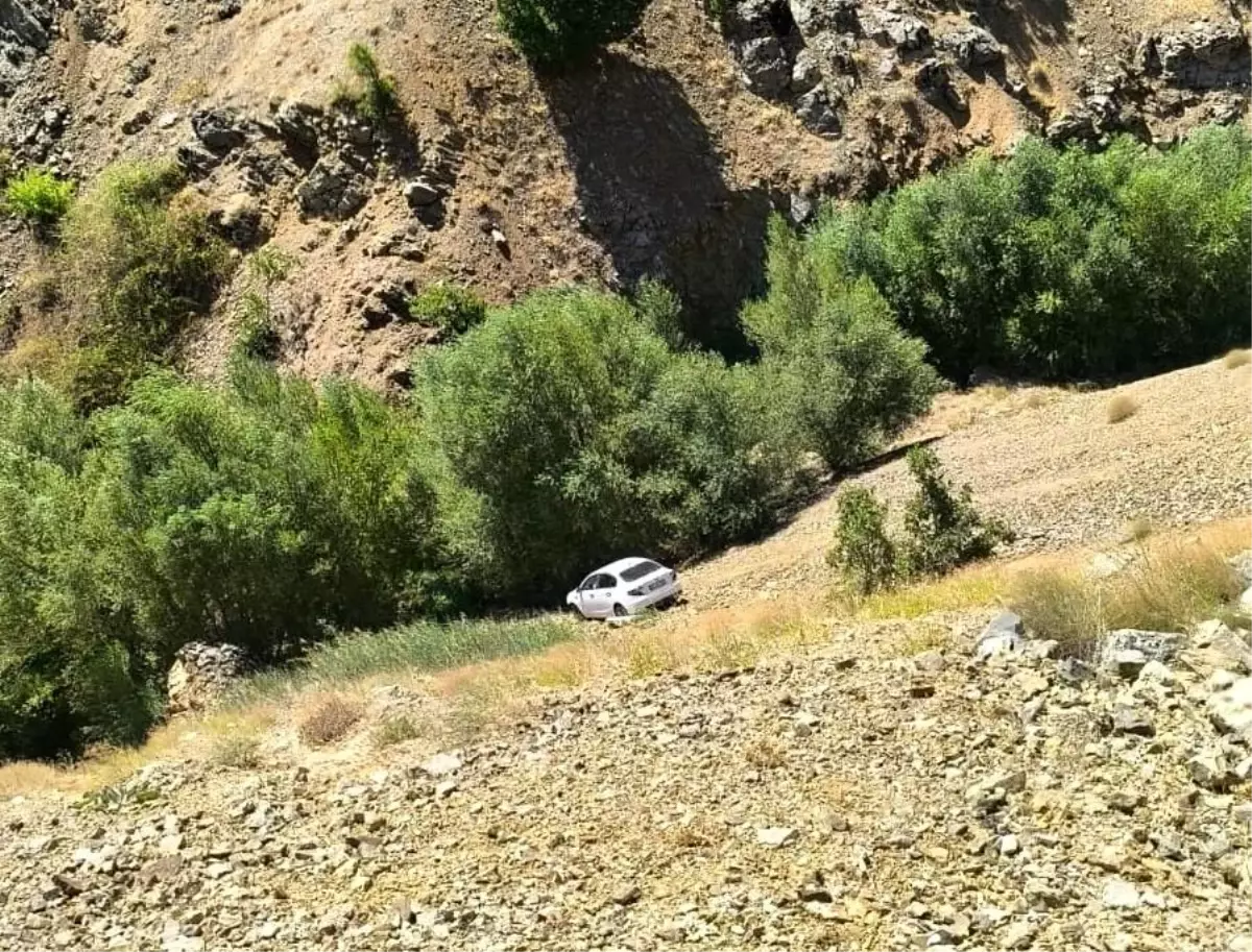 Adıyaman'da İtalyan Turistlerin Bulunduğu Otomobil Uçuruma Yuvarlandı