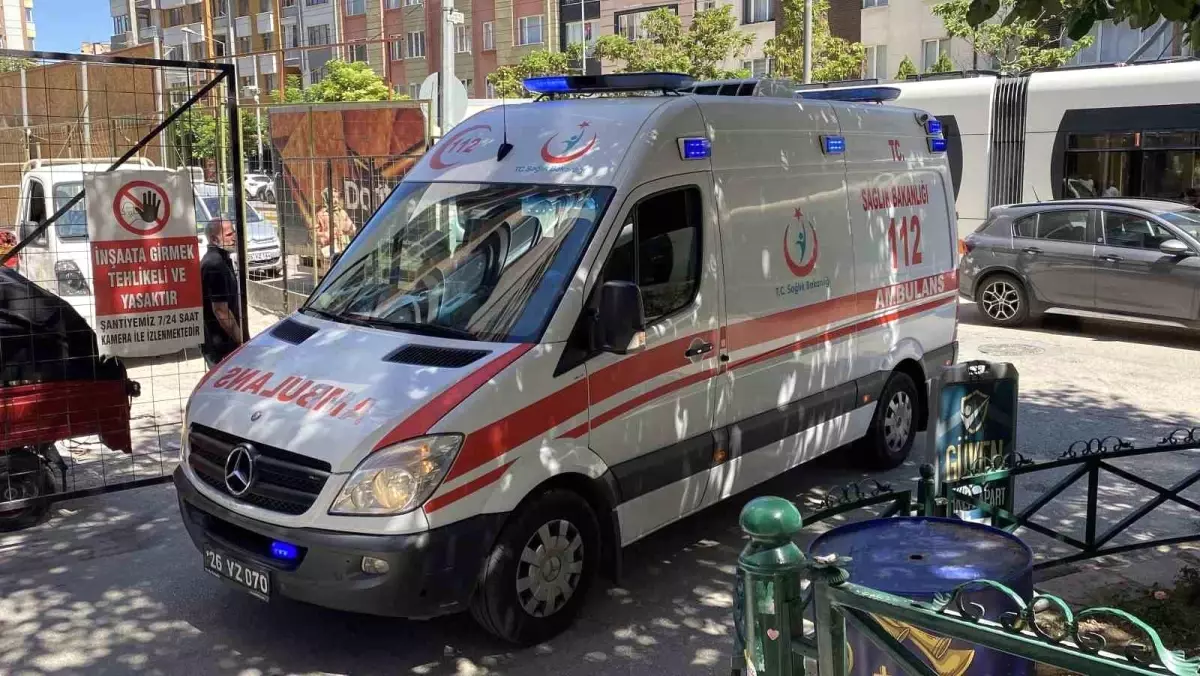 Eskişehir'de İnşaattan Düşen İşçi Hastaneye Kaldırıldı