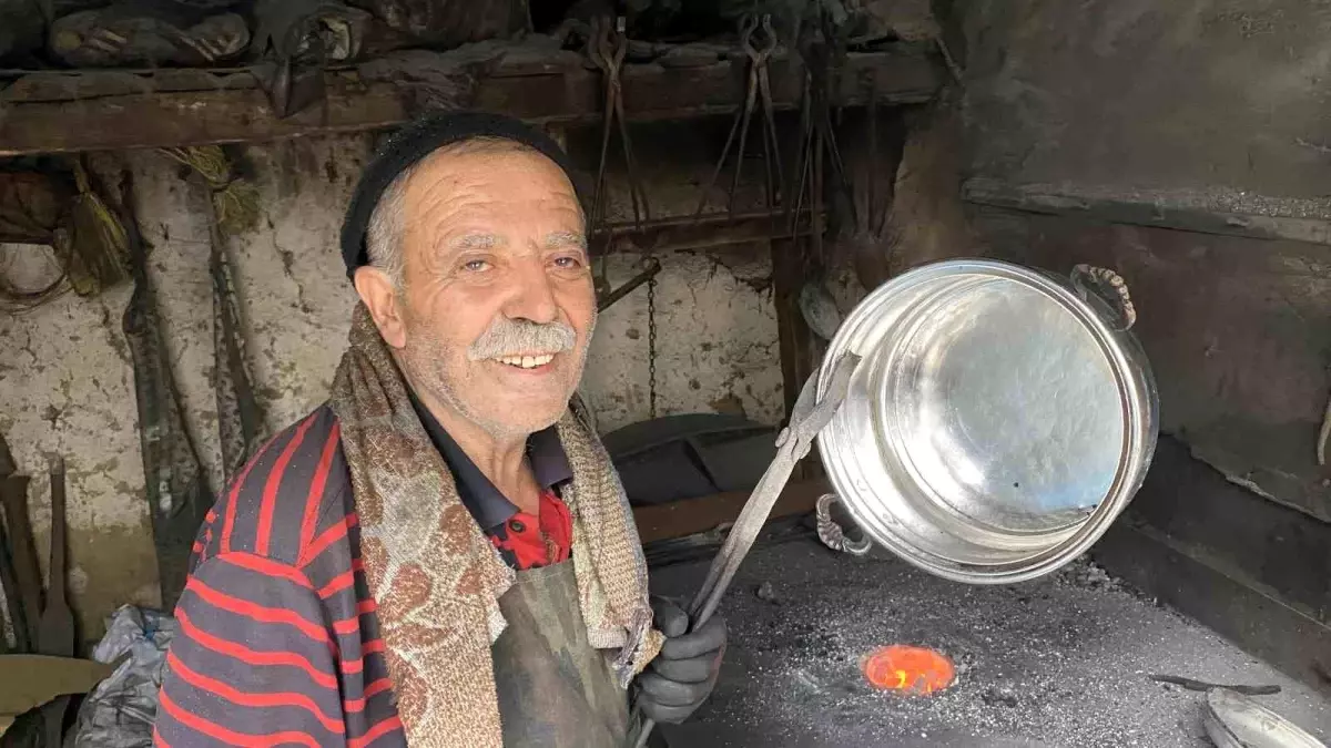Zileli Kalaycı Usta, 62 Yıldır Mesleğini Yaşatmaya Çalışıyor