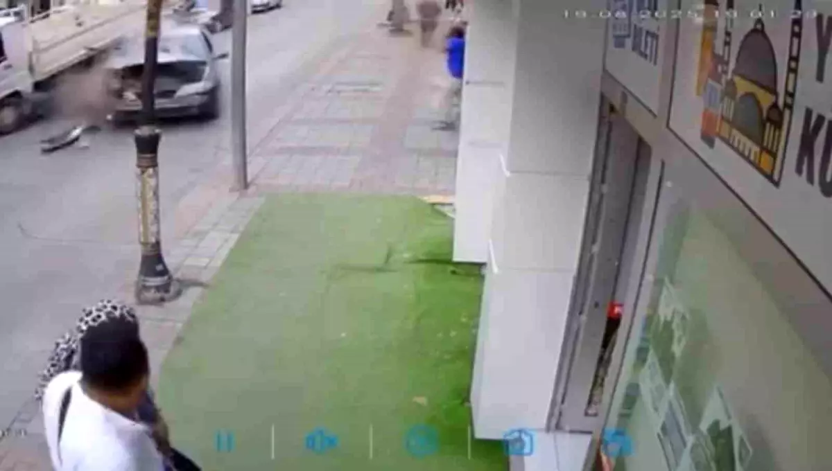Kütahya'da Direksiyon Hakimiyetini Kaybeden Sürücü Kaza Yaptı