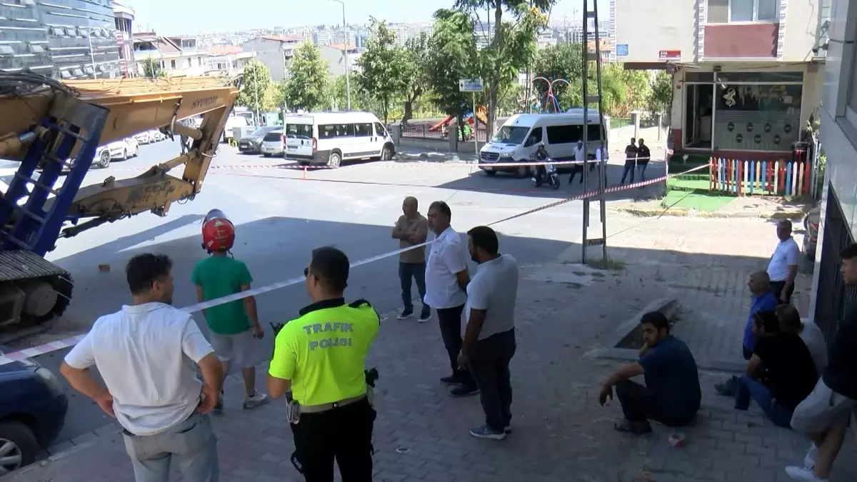 Küçükçekmece'de İş Makinesi TIR'dan Devrildi