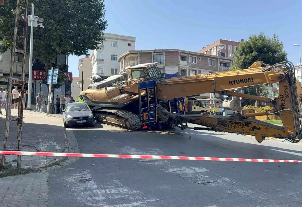 Küçükçekmece'de İş Makinesi Tırdan Düştü