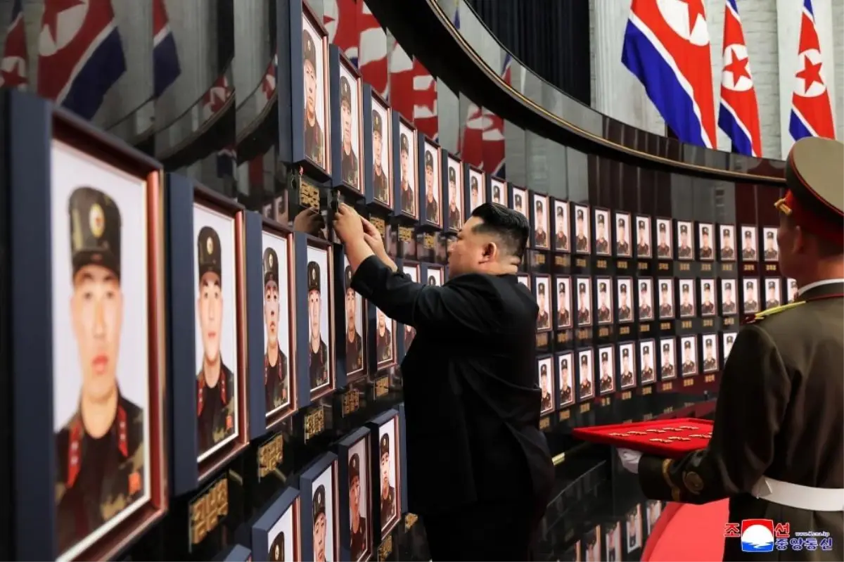 Kim Jong-un, Rusya'daki Kuzey Kore Askerlerine Kahramanlık Nişanı Verdi