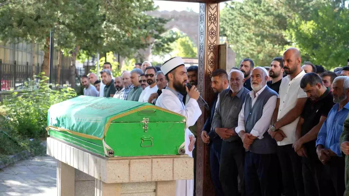 Düğünde Havaya Açılan Ateş Sonucu Hayatını Kaybeden Fuat Han Toprağa Verildi