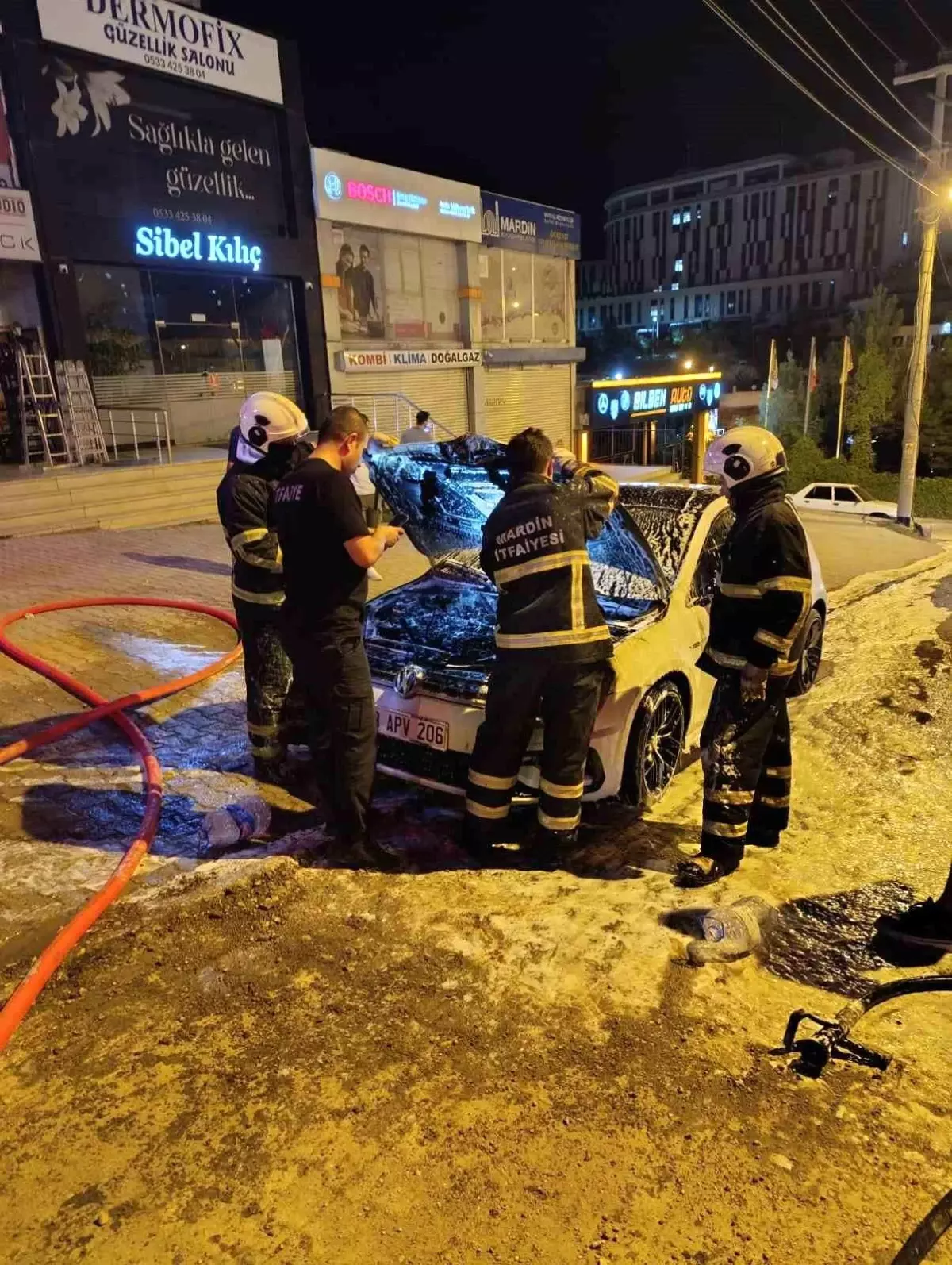 Mardin'de Seyir Halindeki Otomobil Alev Aldı