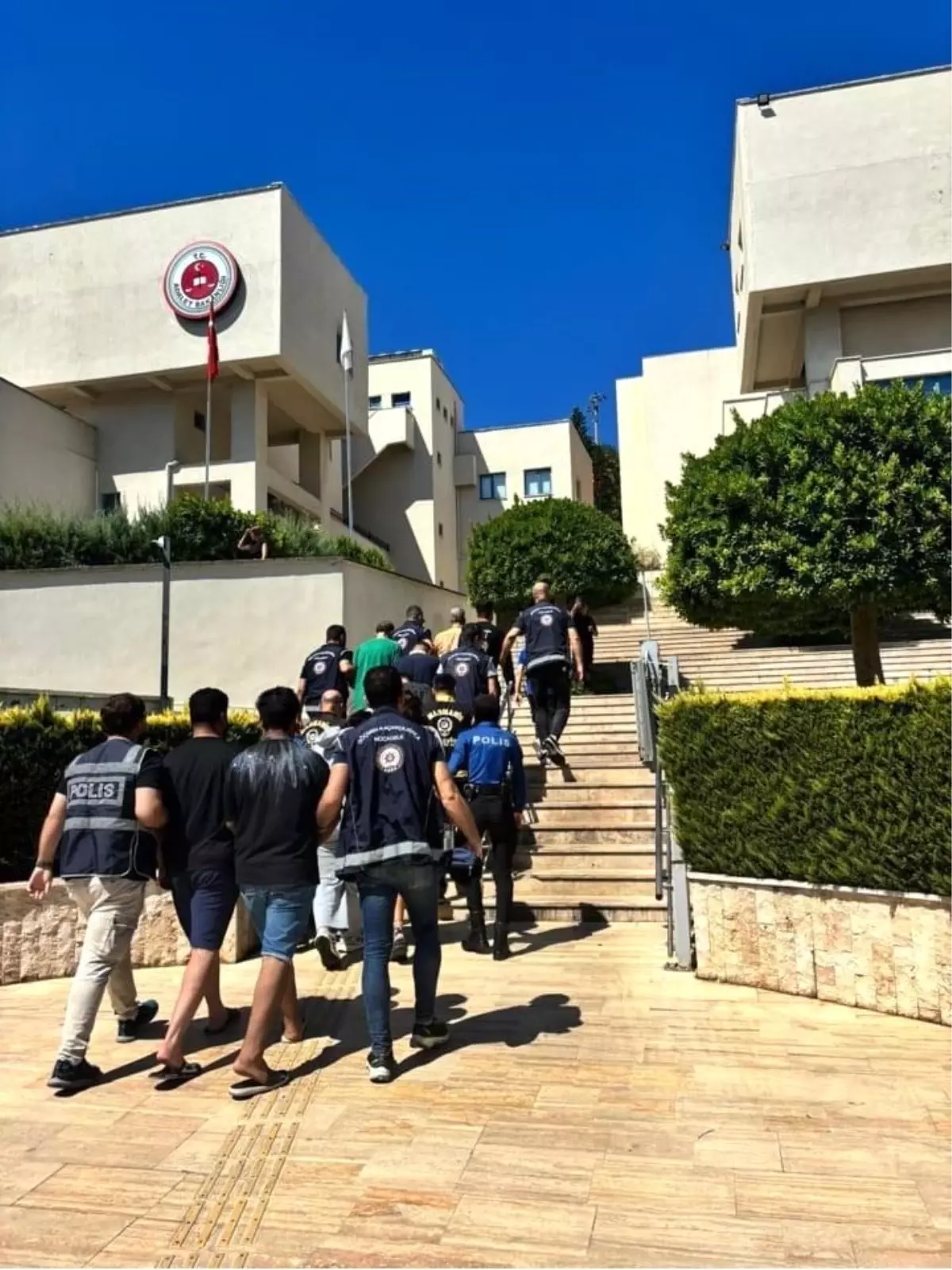 Marmaris'te Göçmen Kaçakçılığı Operasyonu: 10 Tutuklama
